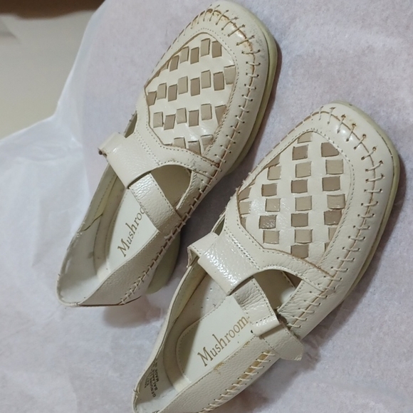 Mushrooms Loafers size 6m in a beautiful cream colored leather uppers - Picture 2 of 7